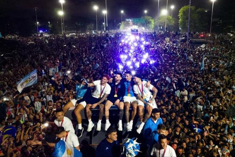 世界杯夺冠500万人狂欢阿根廷创纪录超罗马柏林巴黎