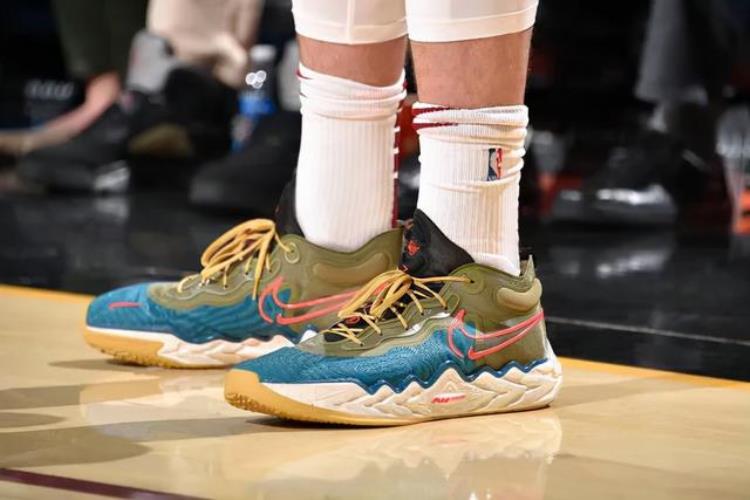 哈雷乔丹鞋「NBA球员上脚詹姆斯的里程碑战靴哈雷尔的2双狠鞋」