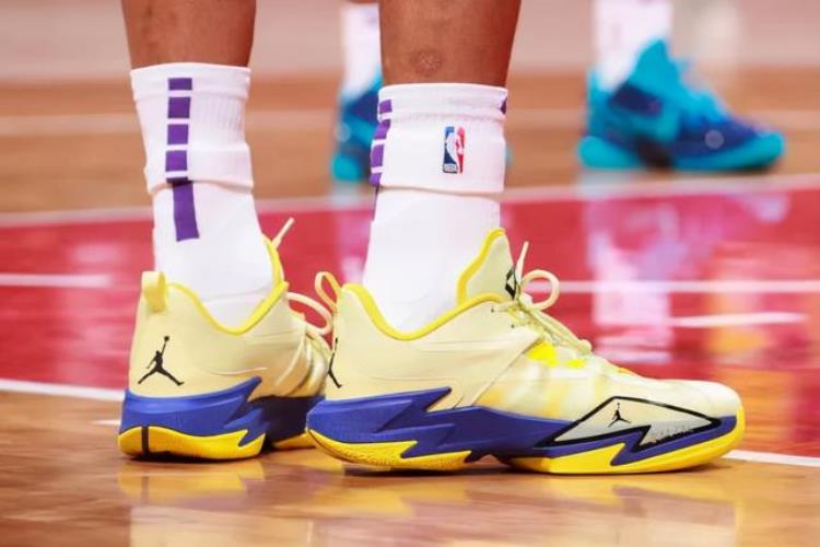 哈雷乔丹鞋「NBA球员上脚詹姆斯的里程碑战靴哈雷尔的2双狠鞋」
