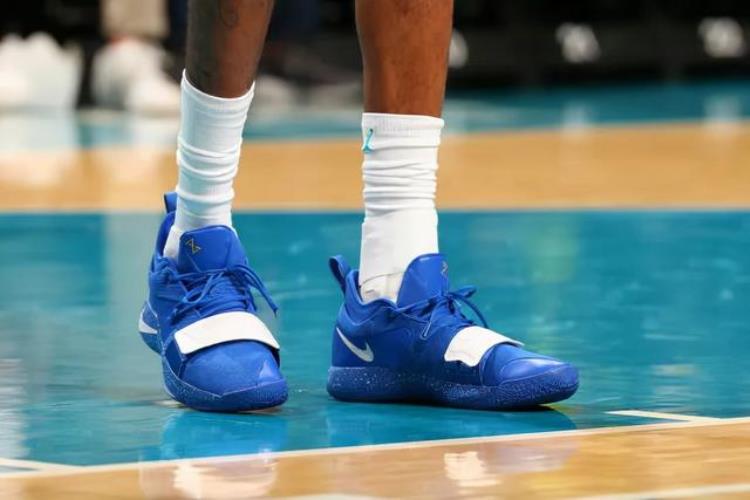 哈雷乔丹鞋「NBA球员上脚詹姆斯的里程碑战靴哈雷尔的2双狠鞋」