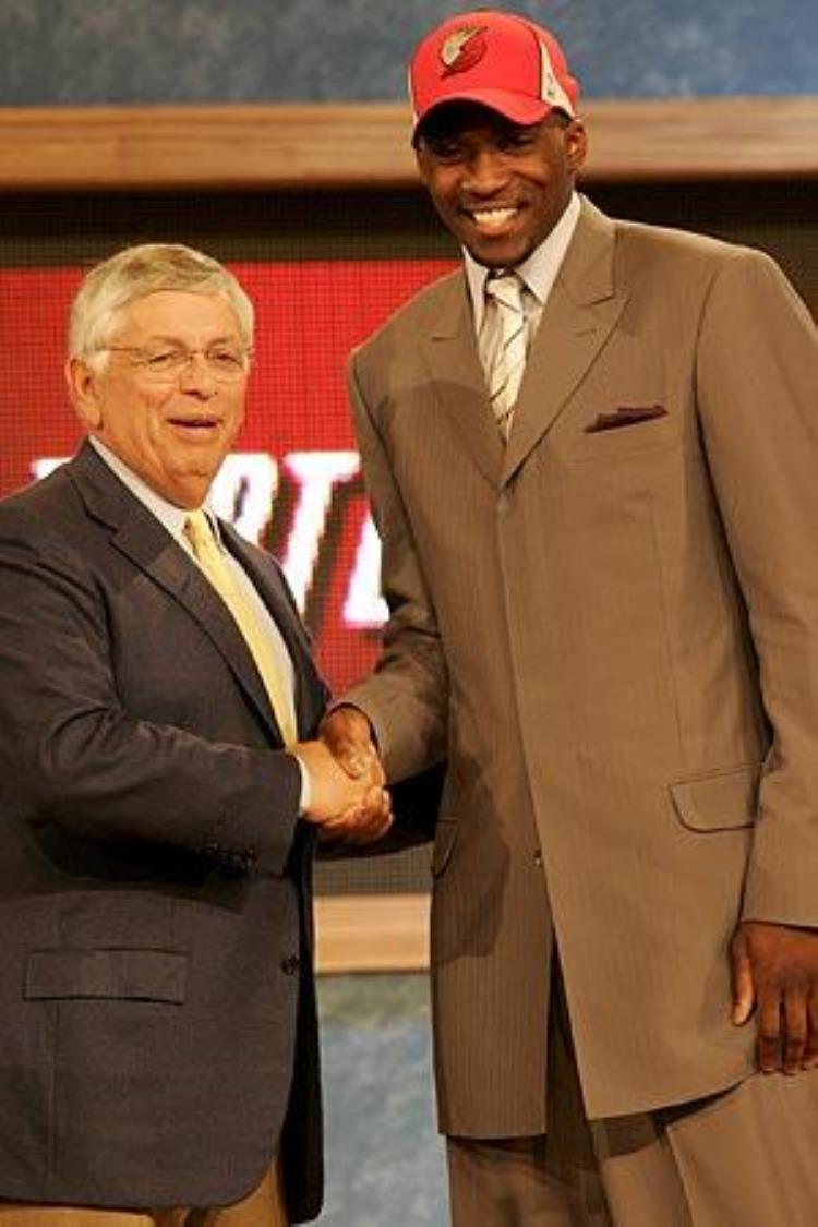 2005年选秀状元宣布从NBA退役回顾那一年的前十只有保罗最争气