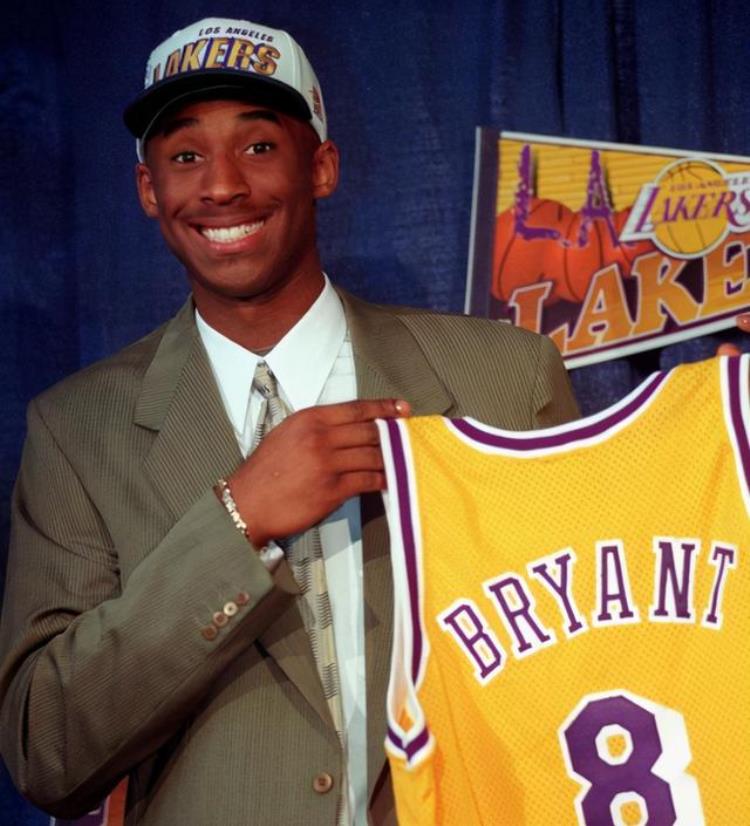 科比球迷纪念科比「传奇的开端科比NBA生涯第1分24周年纪念日挚友转发祈祷」