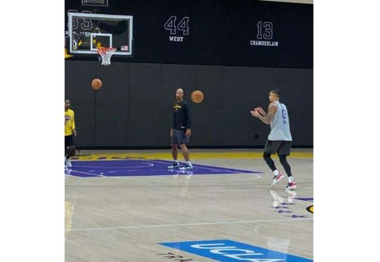 在最早期的NBA,就有球员戴着眼镜打球