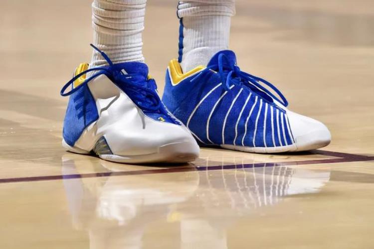 哈雷乔丹鞋「NBA球员上脚詹姆斯的里程碑战靴哈雷尔的2双狠鞋」