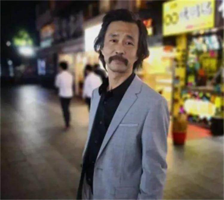 上海流浪大师沈巍最近的情况怎么样「流浪大师沈巍百万直播收入被借走至今没人还钱近况让人叹息」