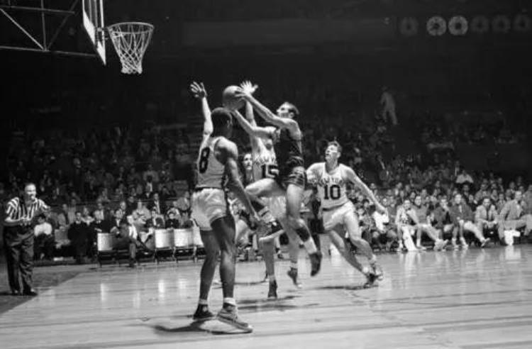 原来nba球场上的24秒进攻时间是这么来的吗「原来NBA球场上的24秒进攻时间是这么来的」