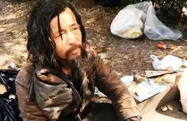 上海流浪大师沈巍最近的情况怎么样「流浪大师沈巍百万直播收入被借走至今没人还钱近况让人叹息」