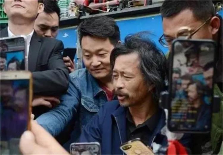上海流浪大师沈巍最近的情况怎么样「流浪大师沈巍百万直播收入被借走至今没人还钱近况让人叹息」