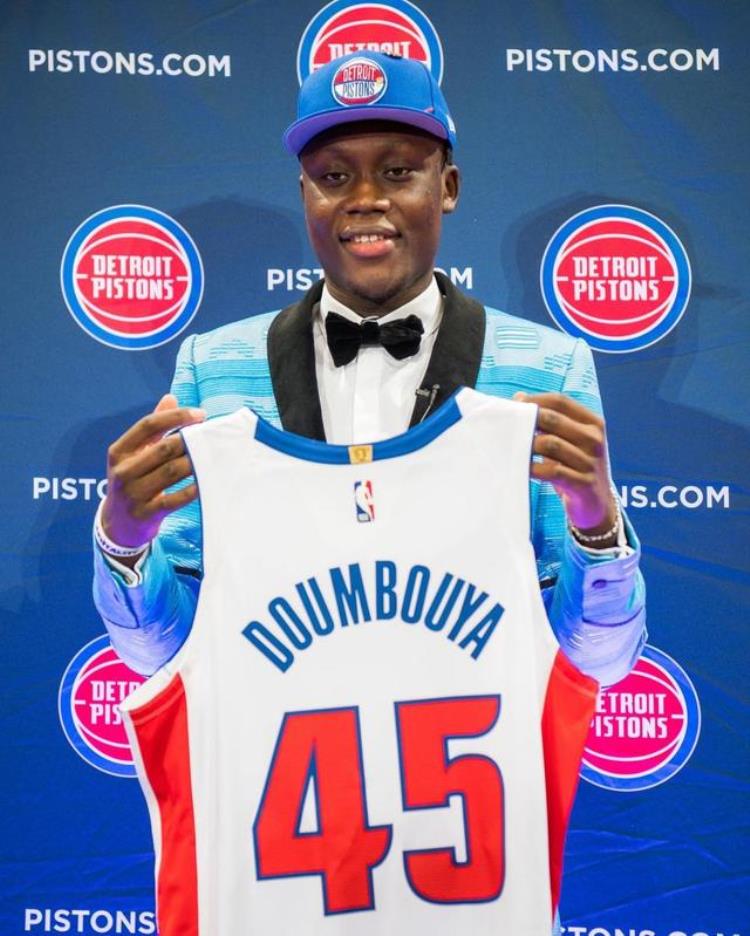 NBA球星新赛季定妆照「NBA官方发布热门新秀定妆照威廉森莫兰特帅气亮相」