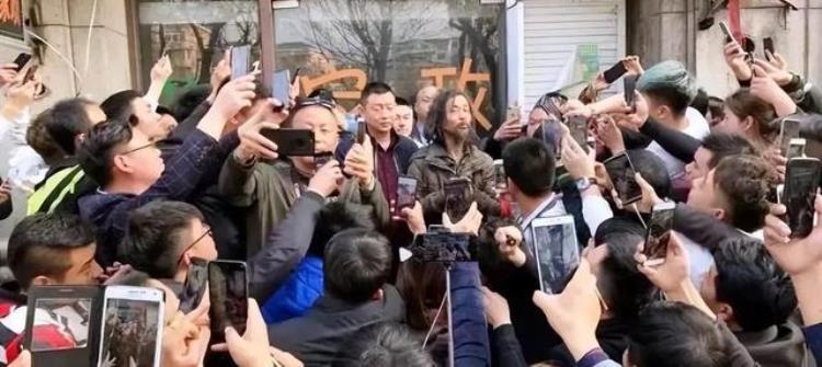 上海流浪大师沈巍最近的情况怎么样「流浪大师沈巍百万直播收入被借走至今没人还钱近况让人叹息」