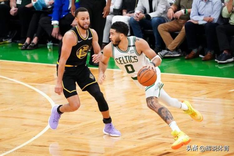 库里单节23分全场38分勇士轻取火箭「NBA总决赛第四场库里暴砍43分勇士10797击败凯尔特人」