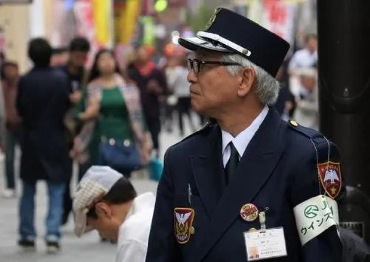 满5年就能拿中国绿卡外国人永久居留管理条例为何招反对