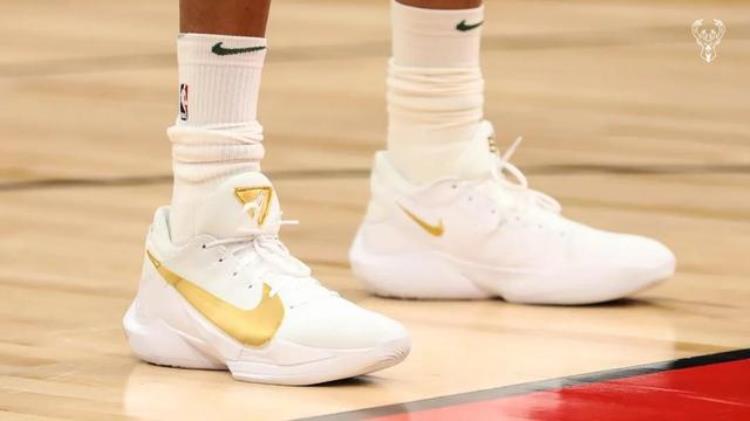 库里8科比纪念版「NBA球员上脚库里8代定制版恩比德球鞋缅怀科比」