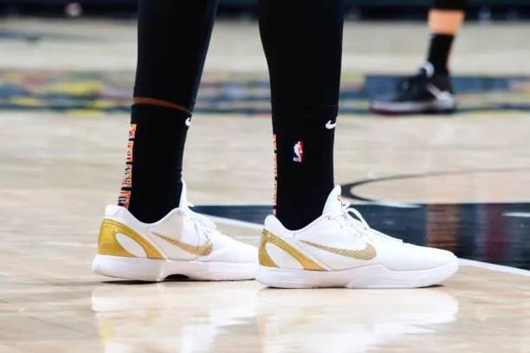 库里8科比纪念版「NBA球员上脚库里8代定制版恩比德球鞋缅怀科比」