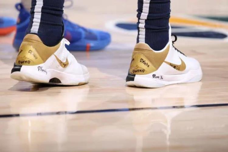 库里8科比纪念版「NBA球员上脚库里8代定制版恩比德球鞋缅怀科比」