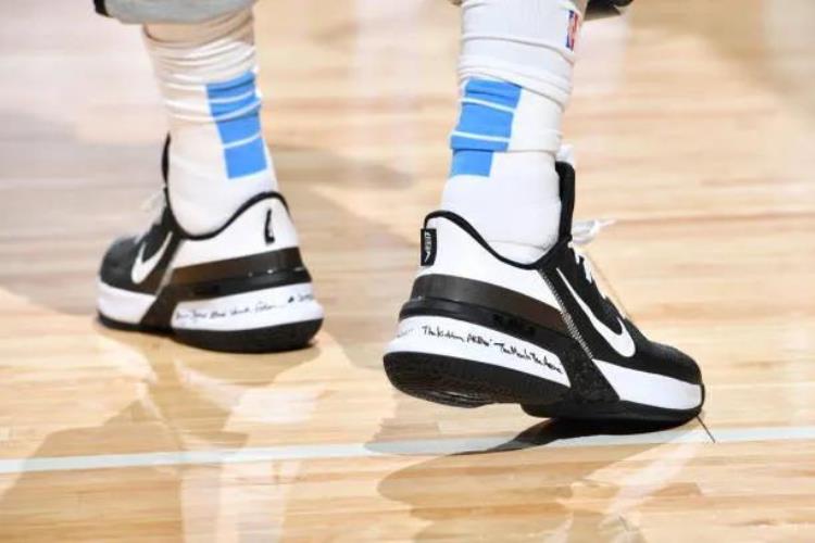 库里8科比纪念版「NBA球员上脚库里8代定制版恩比德球鞋缅怀科比」