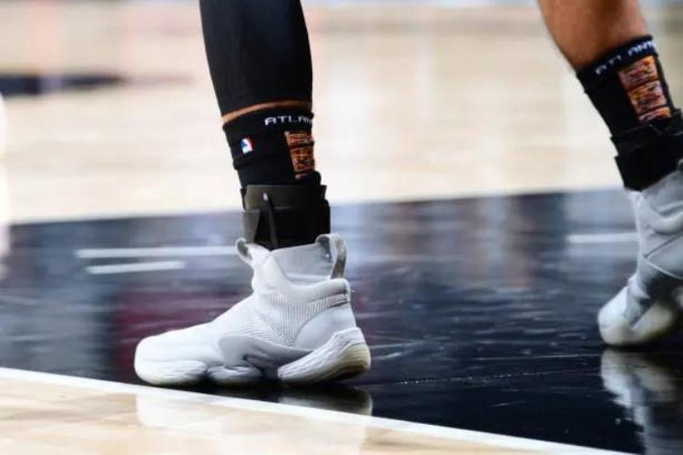 库里8科比纪念版「NBA球员上脚库里8代定制版恩比德球鞋缅怀科比」