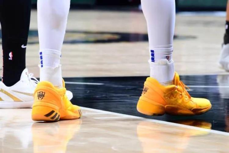 库里8科比纪念版「NBA球员上脚库里8代定制版恩比德球鞋缅怀科比」