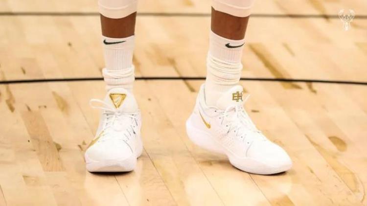 库里8科比纪念版「NBA球员上脚库里8代定制版恩比德球鞋缅怀科比」
