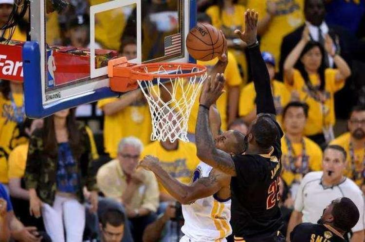 保罗乔治隔扣霍华德「NBA最令人震撼的5大瞬间保罗隔扣霍华德姚明被小土豆封盖」