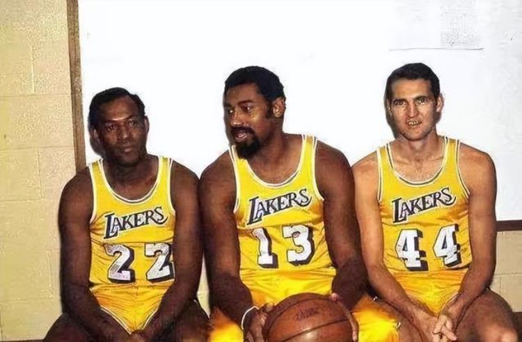 NBA历史三巨头排行「NBA历史十大三巨头排名库里杜兰特克莱仅第七GDP拿4冠排第三」