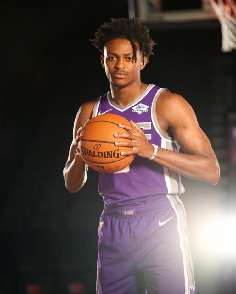 火箭湖人公牛「NBA官方晒湖人篮网火箭国王及步行者媒体日合照」
