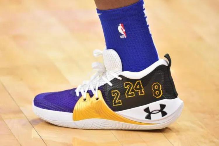 库里8科比纪念版「NBA球员上脚库里8代定制版恩比德球鞋缅怀科比」