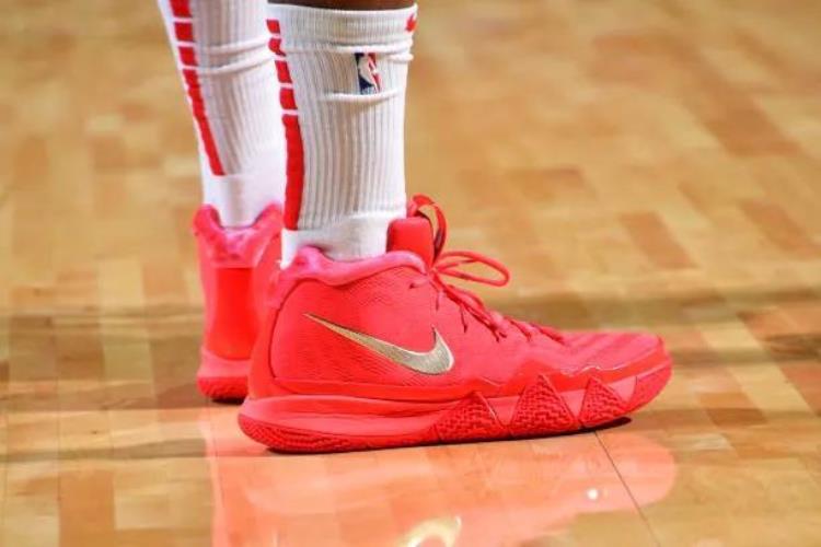 库里8科比纪念版「NBA球员上脚库里8代定制版恩比德球鞋缅怀科比」