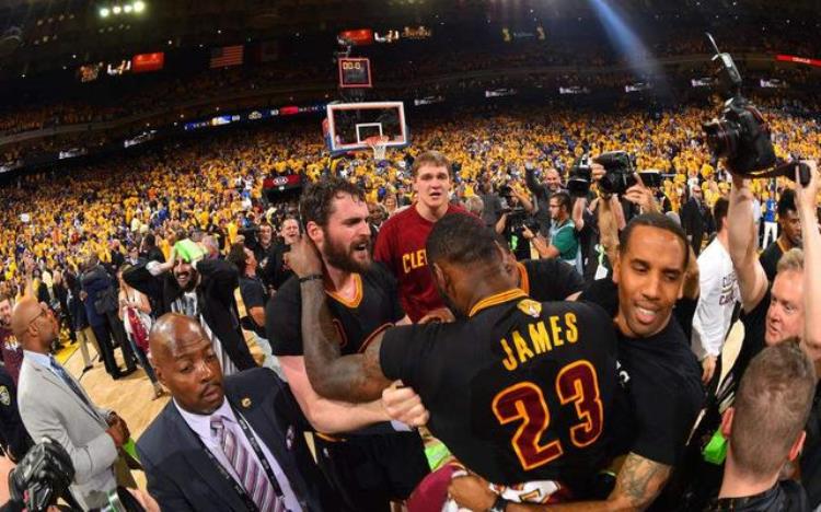 现在球衣为啥很少有长袖了「NBA曾风靡一时的短袖球衣为什么突然就消失了」