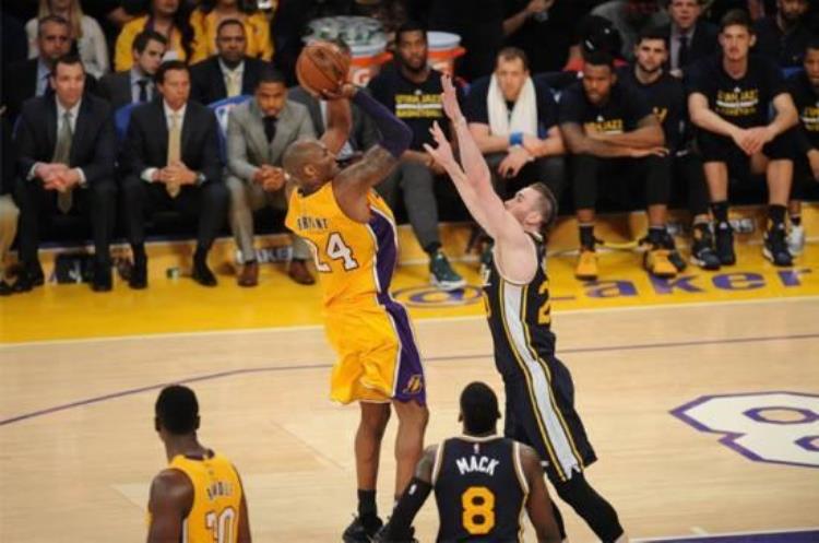 保罗乔治隔扣霍华德「NBA最令人震撼的5大瞬间保罗隔扣霍华德姚明被小土豆封盖」