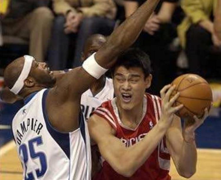 姚明在NBA的5大对手霍华德被打回原形最让姚明头痛的不是鲨鱼