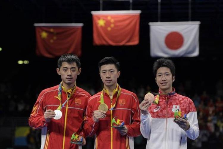 中国乒乓球男团蝉联冠军升国旗,球场上齐唱国歌
