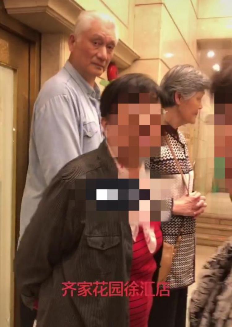 姚明一家外出被偶遇,11岁女儿身高到爸爸胸部「姚明爸妈罕露面头发花白步履蹒跚两人身高超过酒店电梯」