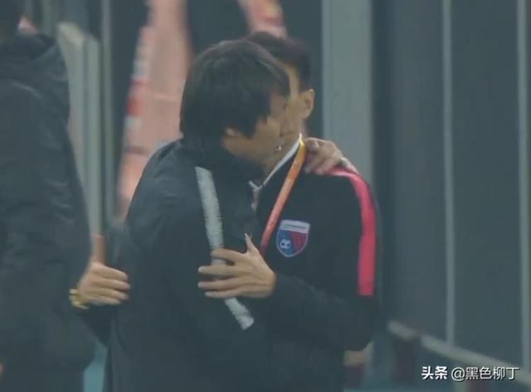 画面太美李铁与李玮锋拥抱在一起他们曾是英超国足队友