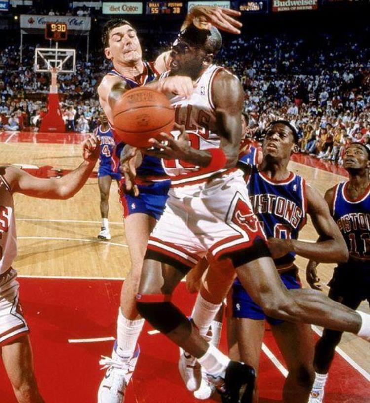 乔丹职业生涯恶意犯规「NBA历史唯一一次教练互殴当时发生了什么乔丹险被毁掉生涯」