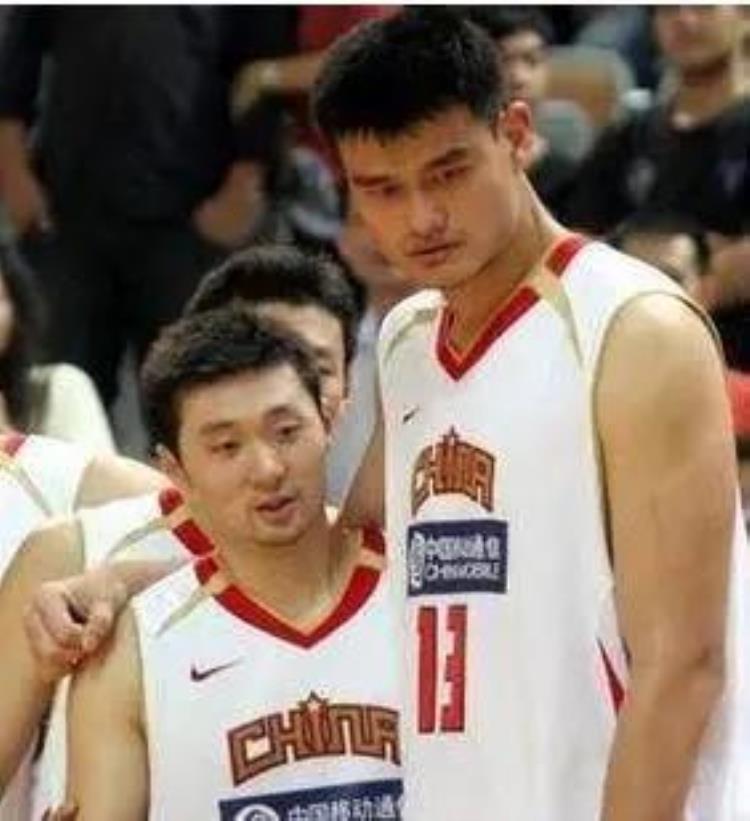 姚明和他的队友,姚明和他的朋友一起打篮球