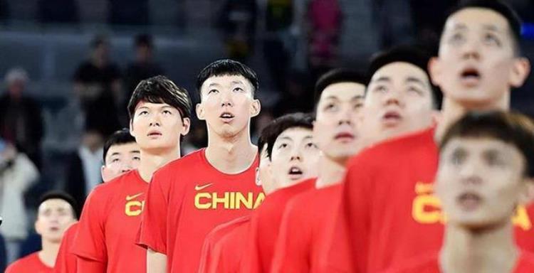 中国正牌国家队输给了美国大学生队21年前姚明曾率队赢过一次