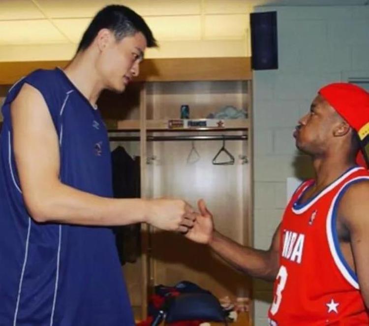 姚明和他的队友,姚明和他的朋友一起打篮球
