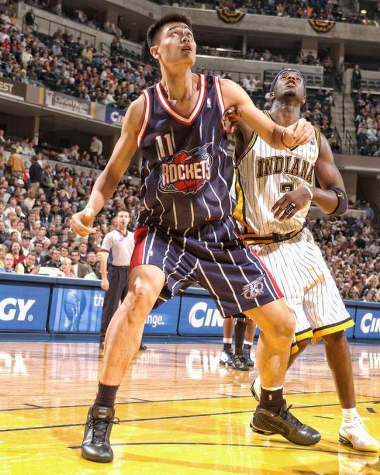 18年前的今天姚明上演NBA首秀0分2篮板2失误3犯规
