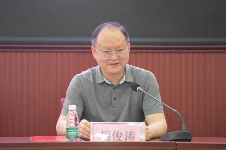 市法院院长胡俊涛受聘担任法治副校长并开展法治教育主题讲座