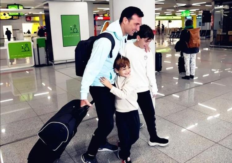阿根廷现任主帅斯卡洛尼「阿根廷教练斯卡洛尼亮相机场球迷纷纷送别妻子穿情侣装撒狗粮」
