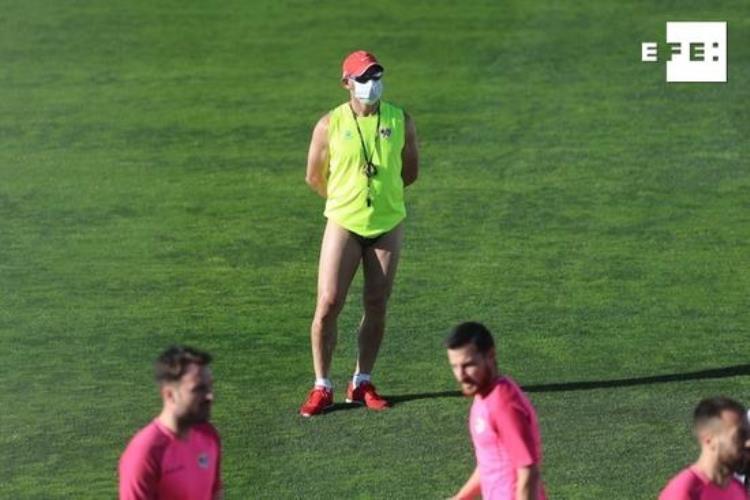 西班牙教练只穿内裤带队训练抗议球队领取政府救济金
