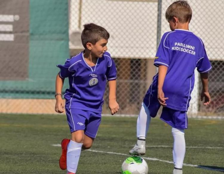要让孩子懂得不要为了踢球而踢球要因为快乐去踢球