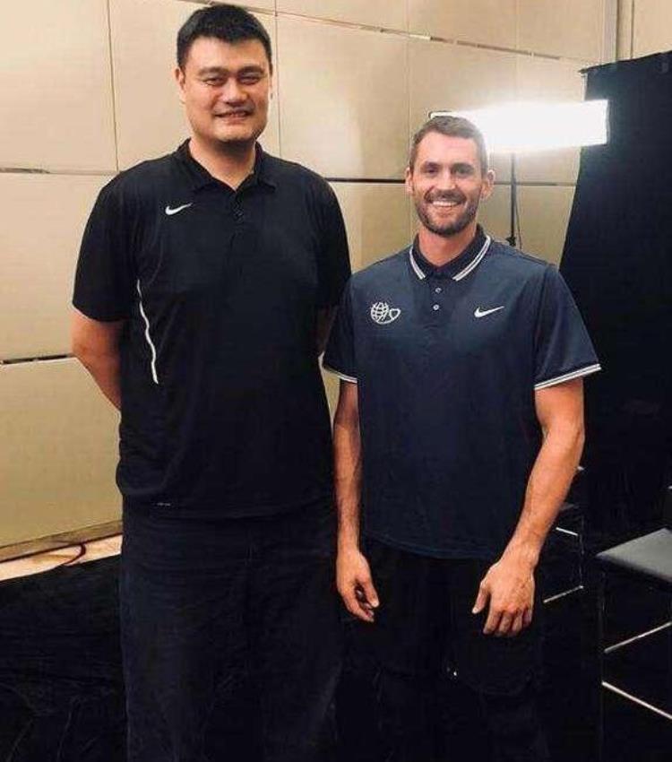 奥尼尔和姚明合照「NBA球星跟姚明合影啥样奥尼尔显瘦欧文让人一言难尽」