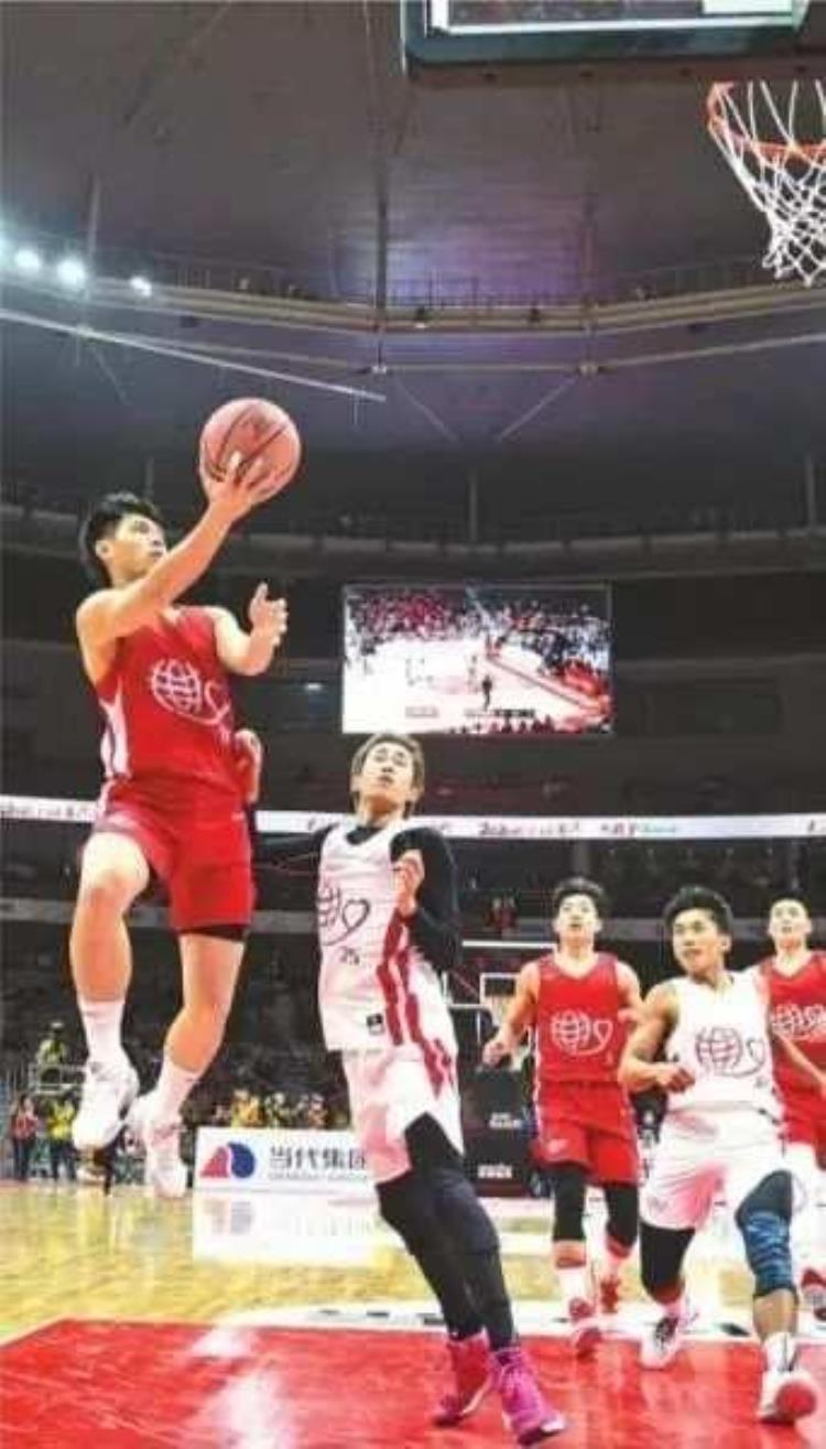 聚焦以篮球的方式向武汉致敬姚明马布里向武汉小学生传授投篮绝技