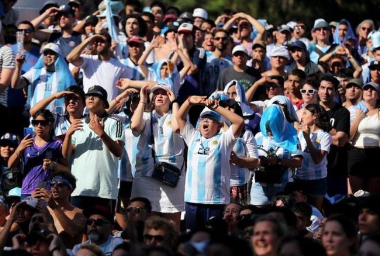 为何阿根廷足球迷爱马拉度纳比梅西多一些,夺冠后阿根廷球迷评价梅西