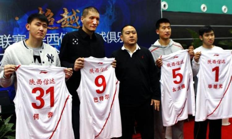 第一位得到过NBA冠军戒指的中国球员是「第一个拿到NBA冠军戒指的中国球员他曾做到过姚明都做不到的事」