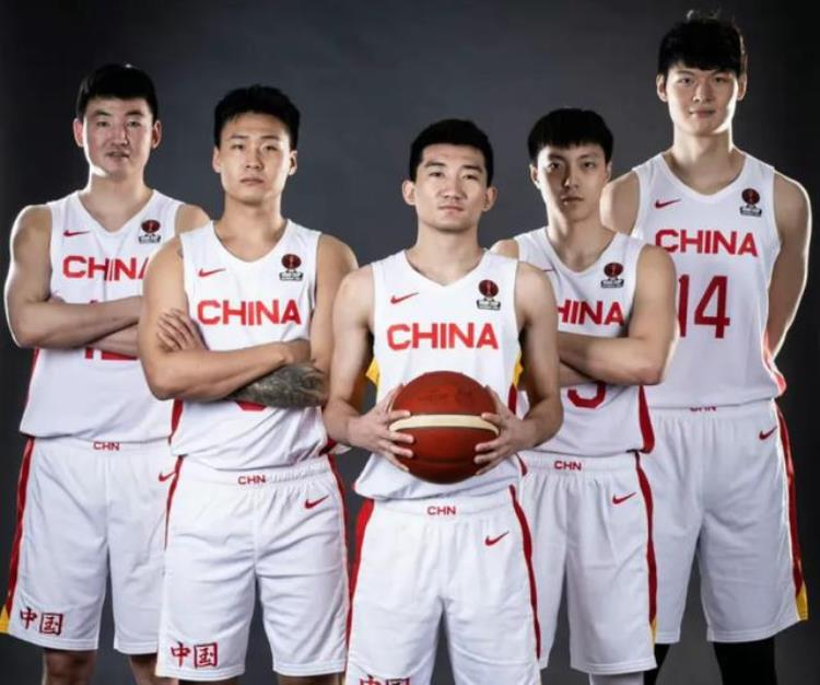 中国队姚明对战美国队科比「中国正牌国家队输给了美国大学生队21年前姚明曾率队赢过一次」