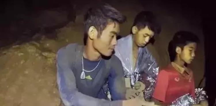 泰国失踪13中的教练他的感人做法让孩子们活了下来