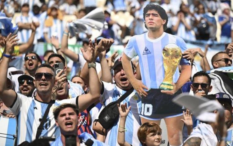 为何阿根廷足球迷爱马拉度纳比梅西多一些,夺冠后阿根廷球迷评价梅西